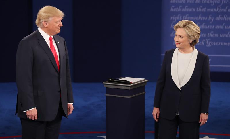 Clinton y Trump intercambian bromas y comentarios ácidos en la cena de caridad Clinton y Trump intercambian bromas y comentarios ácidos en la cena de caridad