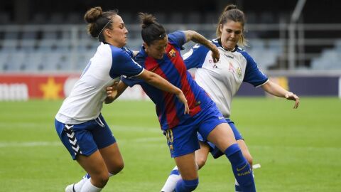 Jenni Hermoso disputa un bal&oacute;n