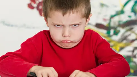 Un niño enfadado en el colegio Un niño enfadado en el colegio