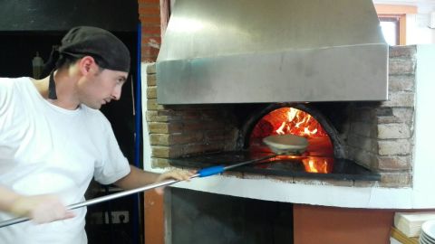 Horno de Il Forno, el restaurante desde donde se realiza la tertulia de Onda Deportiva Cantabria