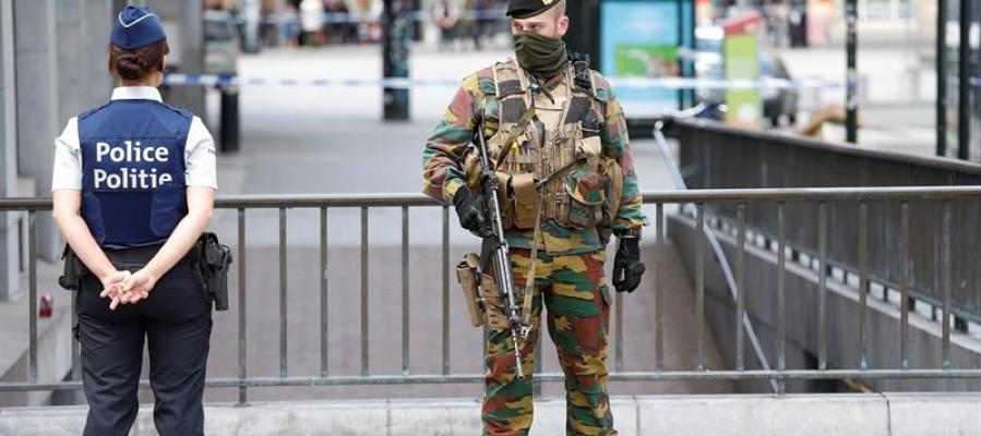 Agente de policía y militar en Bruselas Agente de policía y militar en Bruselas