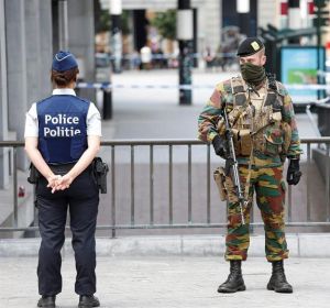 Agente de policía y militar en Bruselas Agente de policía y militar en Bruselas
