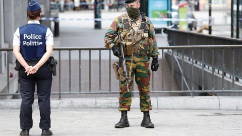 Agente de polic&iacute;a y militar en Bruselas