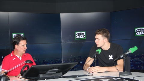 Luka Doncic con Jos&eacute; Ram&oacute;n de la Morena en El Transistor
