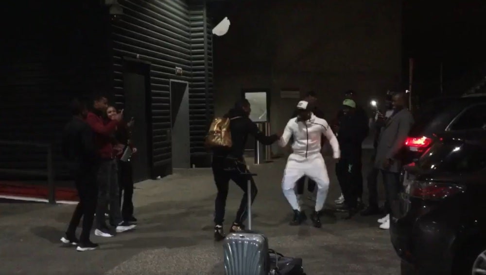 Poga, en el parking del Amsterdam Arena, bailando con un amigo