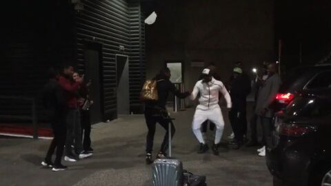 Poga, en el parking del Amsterdam Arena, bailando con un amigo