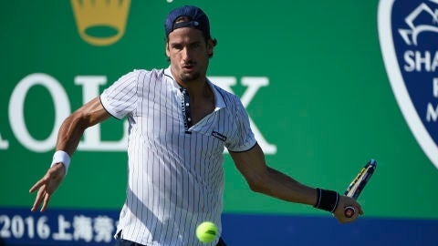 Feliciano L&oacute;pez se prepara para golpear la bola en pleno partido