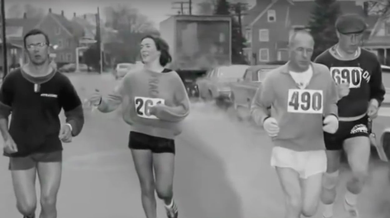Kathrine Switzer, la primera mujer que corrió la maratón de Boston con dorsal Kathrine Switzer, la primera mujer que corrió la maratón de Boston con dorsal