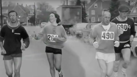 Kathrine Switzer, la primer mujer que corri&oacute; la marat&oacute;n de Boston con dorsal