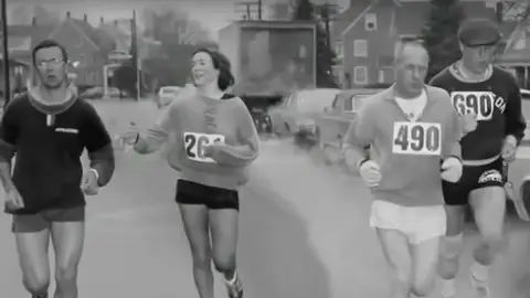 Kathrine Switzer, la primer mujer que corrió la maratón de Boston con dorsal Kathrine Switzer, la primer mujer que corrió la maratón de Boston con dorsal