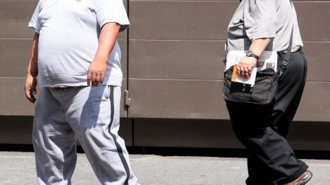Dos hombres con obesidad