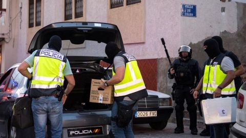 Agentes de Polic&iacute;a trasladan parte del material intervenido en una operaci&oacute;n contra el terrorismo yihadista