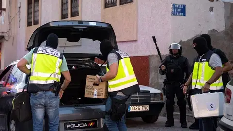 Agentes de Policía trasladan parte del material intervenido en una operación contra el terrorismo yihadista Agentes de Policía trasladan parte del material intervenido en una operación contra el terrorismo yihadista
