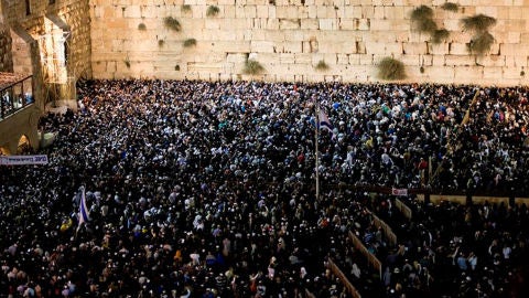 Miles de jud&iacute;os acuden al Muro de las Lamentaciones antes del Yom Kipur
