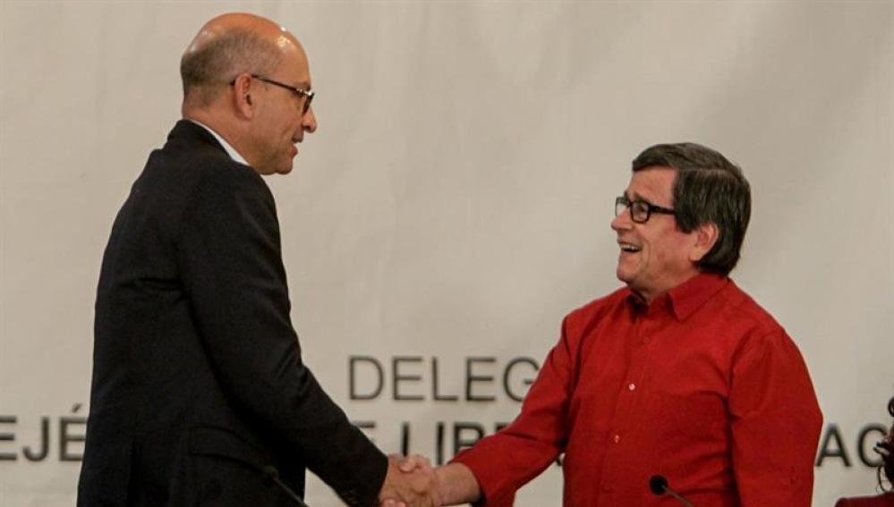 Los jefes negociadores del Gobierno colombiano Mauricio Rodríguez y de la guerrilla del ELN, Pablo Beltrán