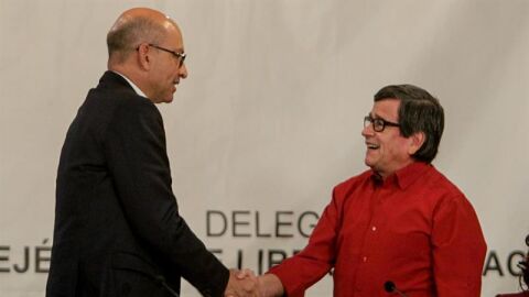 Los jefes negociadores del Gobierno colombiano Mauricio Rodr&iacute;guez y de la guerrilla del ELN, Pablo Beltr&aacute;n