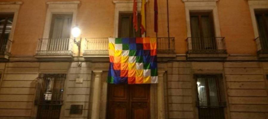 La bandera indígena en el balcón de la Junta Municipal de Centro del Ayuntamiento de Madrid La bandera indígena en el balcón de la Junta Municipal de Centro del Ayuntamiento de Madrid