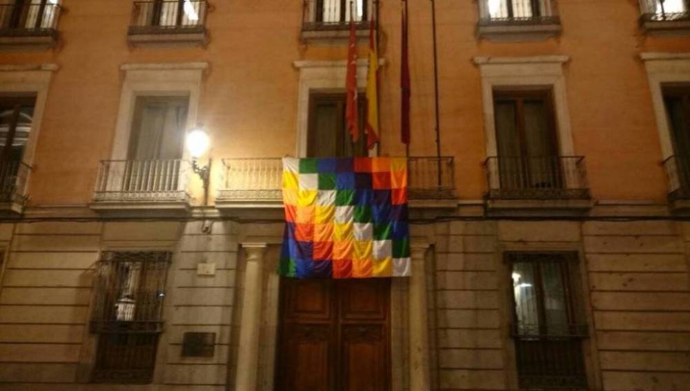 La bandera indígena en el balcón de la Junta Municipal de Centro del Ayuntamiento de Madrid