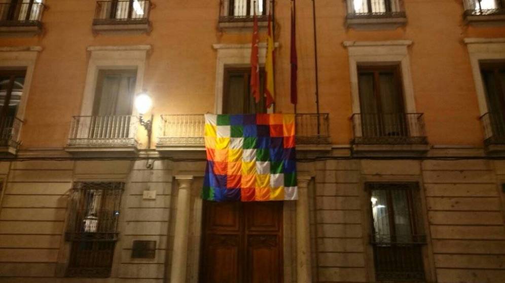 Las preguntas de Amón: ¿La bandera indígena de Carmena es un homenaje a los ecuatorianos y bolivianos alistados en el ejército español? Las preguntas de Amón: ¿La bandera indígena de Carmena es un homenaje a los ecuatorianos y bolivianos alistados en el ejército español?