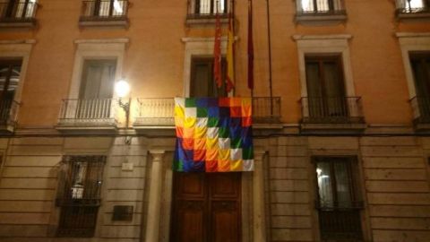 La bandera ind&iacute;gena en el balc&oacute;n de la Junta Municipal de Centro del Ayuntamiento de Madrid