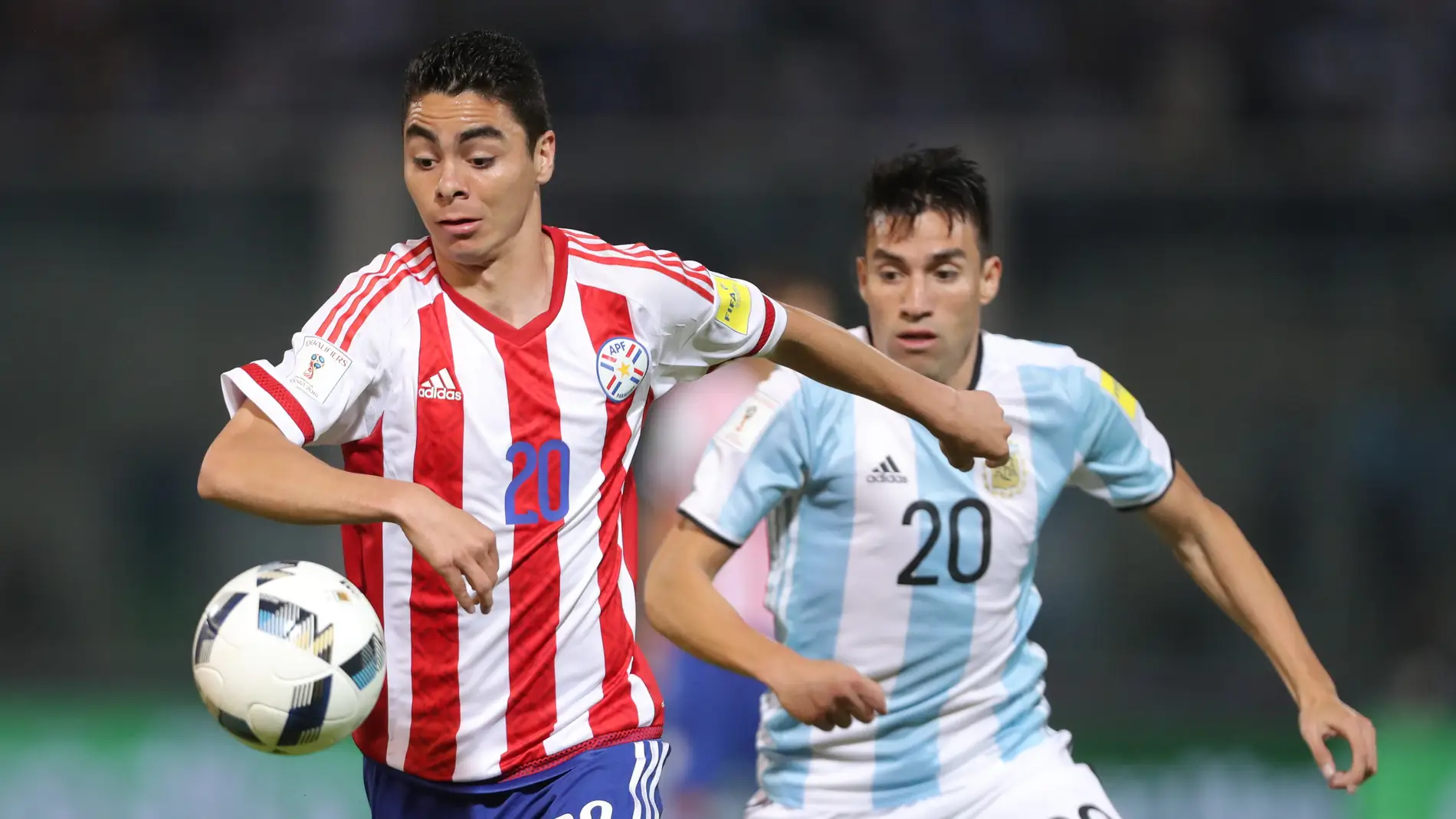 Gaitán intenta robar el balón en el Paraguay - Argentina
