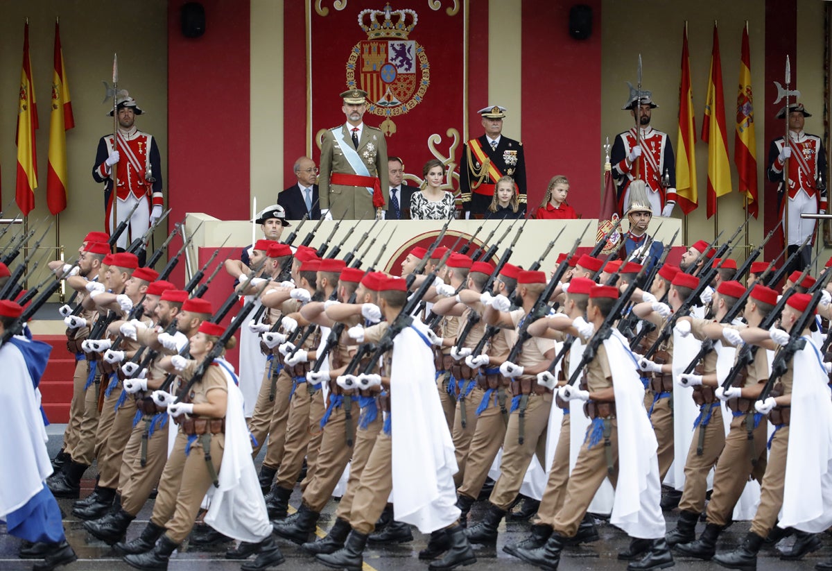 Los Reyes presiden el primer desfile de la Fiesta Nacional con un Gobierno en funciones Los Reyes presiden el primer desfile de la Fiesta Nacional con un Gobierno en funciones