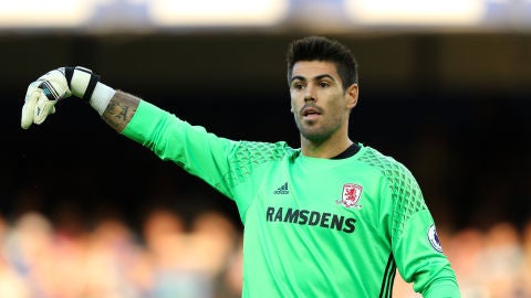 V&iacute;ctor Vald&eacute;s da instrucciones a sus jugadores en el Middlesbrough