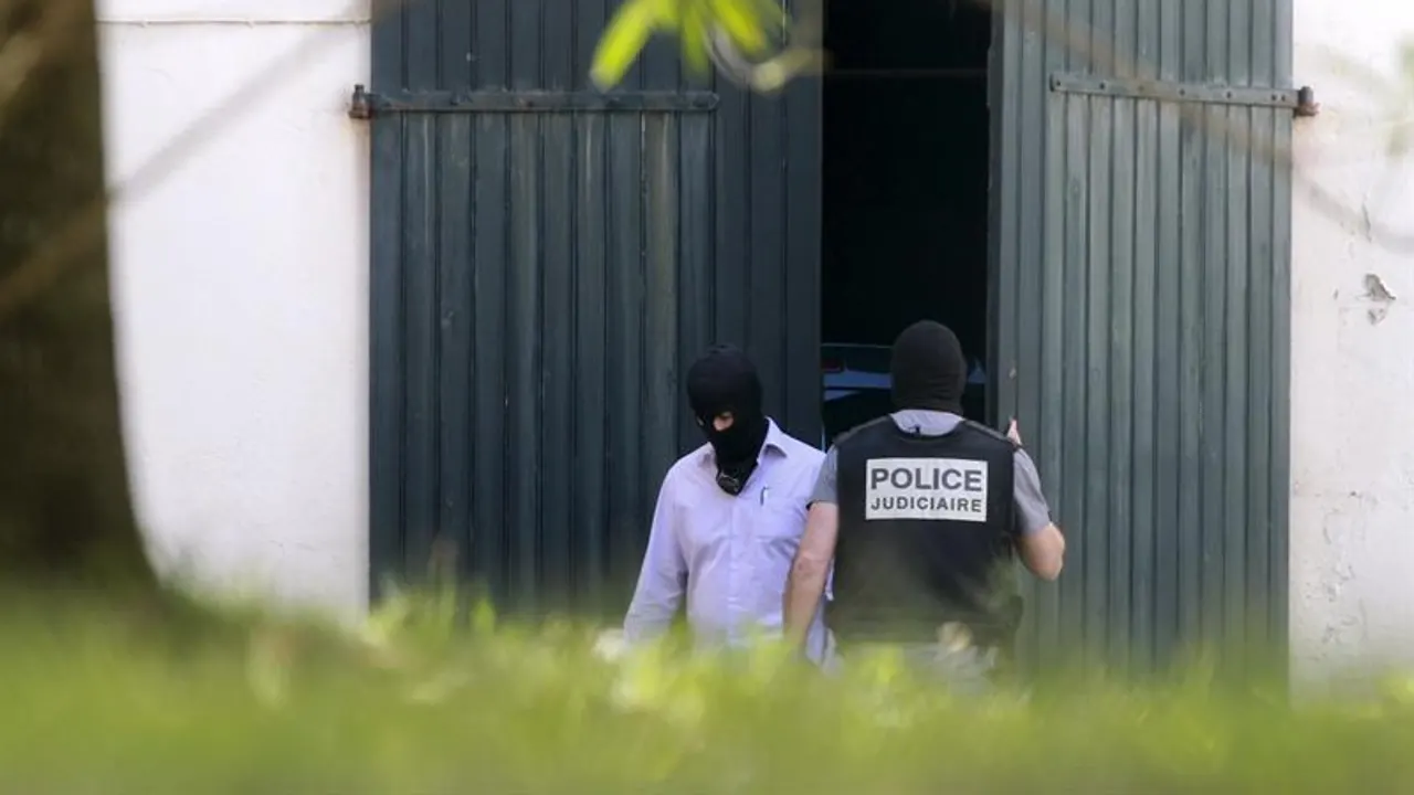 Los agentes investigan el zulo de ETA
