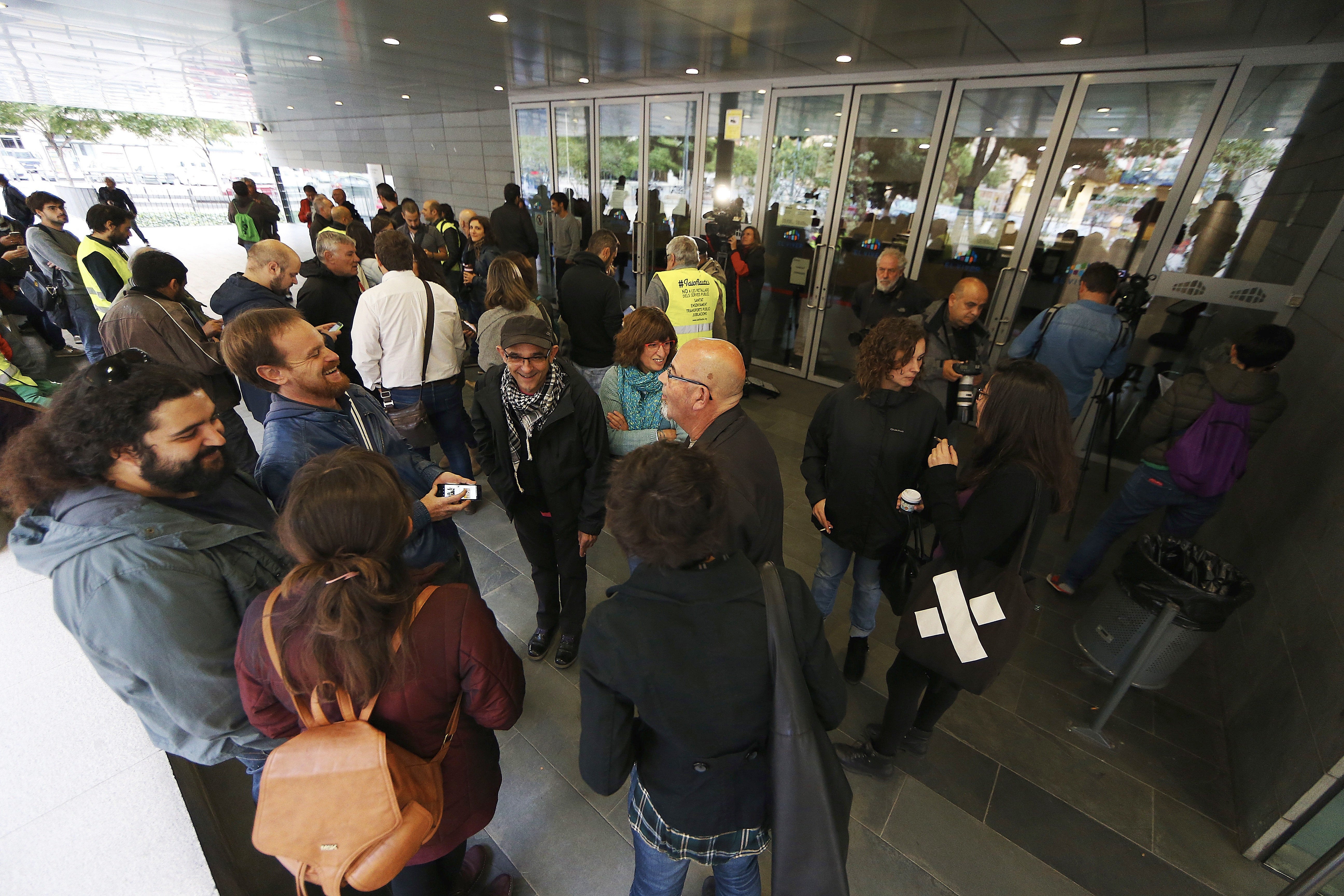 El Ayuntamiento de Badalona desobedece al juez y abre puertas El Ayuntamiento de Badalona desobedece al juez y abre puertas