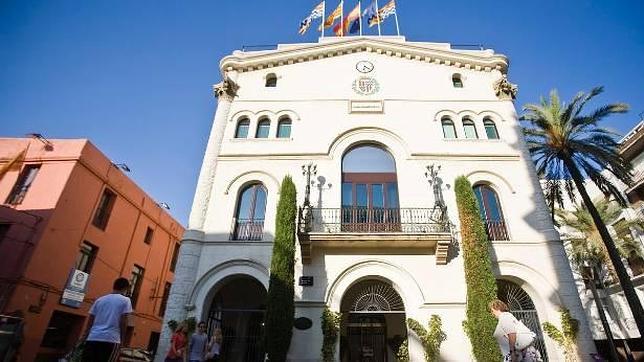 Los ayuntamientos de Badalona, Girona y Manresa no conmemorarán el Día de la Hispanidad y abrirán sus puertas Los ayuntamientos de Badalona, Girona y Manresa no conmemorarán el Día de la Hispanidad y abrirán sus puertas
