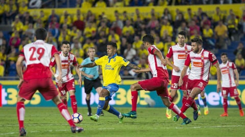 Jonathan Viera controla un bal&oacute;n rodeado por jugadores del Espanyol