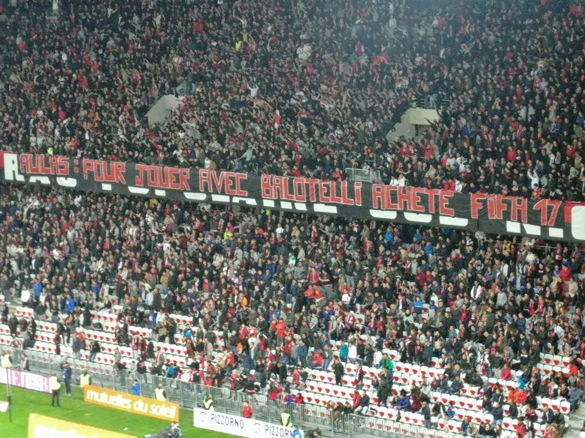 La afición del Niza, al presidente del Olympique de Lyon: "Si quieres a Balotelli cómprate el FIFA" La afición del Niza, al presidente del Olympique de Lyon: "Si quieres a Balotelli cómprate el FIFA"