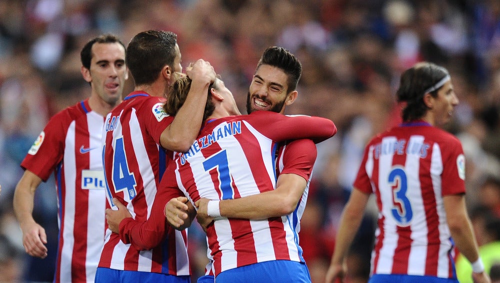 Los jugadores del Atlético de Madrid se abrazan para celebrar un gol