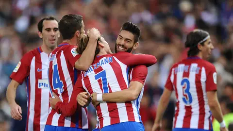 Los jugadores del Atlético de Madrid se abrazan para celebrar un gol Los jugadores del Atlético de Madrid se abrazan para celebrar un gol