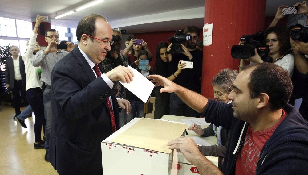 Miquel Iceta ejerciendo su derecho al voto