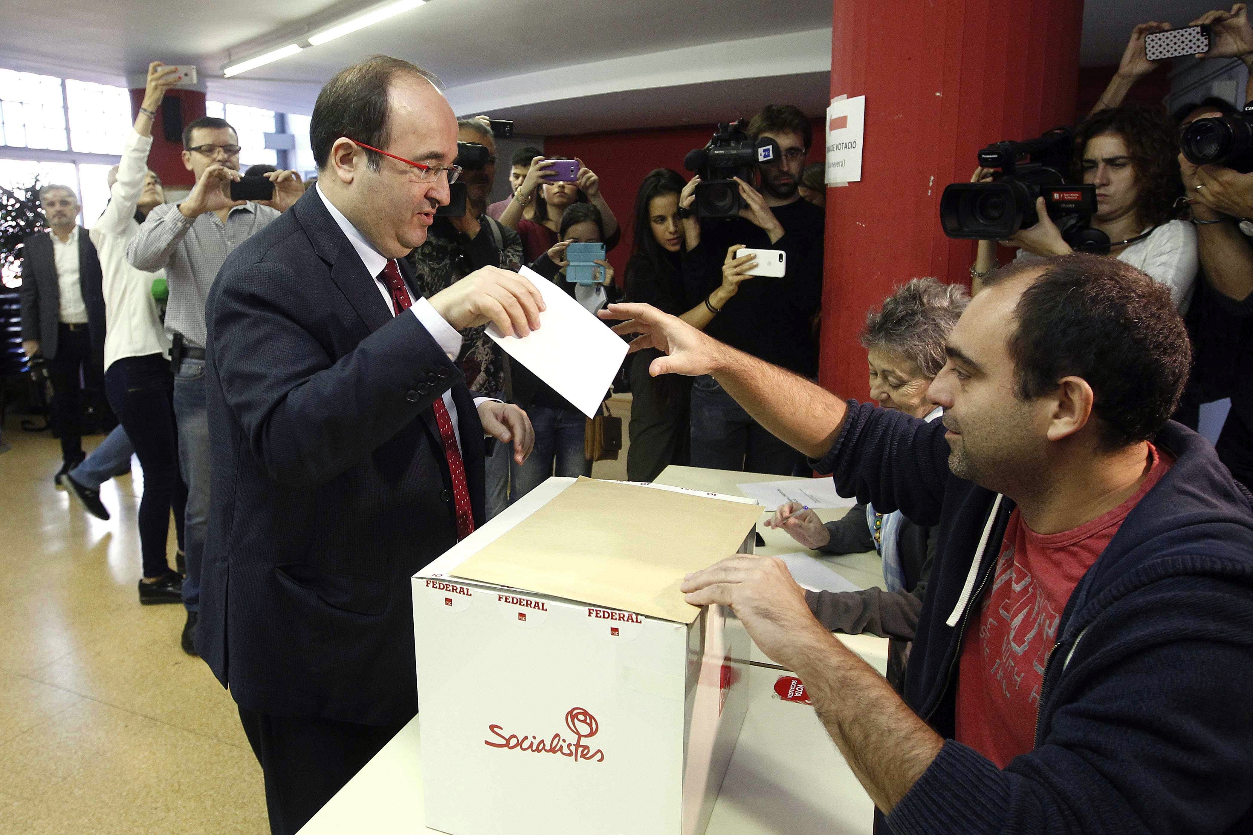 Iceta vota y pide "liderazgo sólido" para que el PSC mantenga su 'no' a Rajoy Iceta vota y pide "liderazgo sólido" para que el PSC mantenga su 'no' a Rajoy