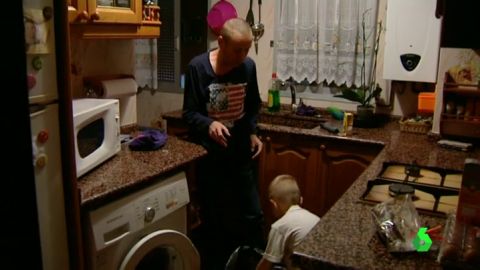 Frame 54.654098 de: En Espa&ntilde;a, un trabajo o una pensi&oacute;n no garantizan eludir la pobreza: "La ni&ntilde;a no tiene ropa y ya no s&eacute; ni c&oacute;mo hacerlo"