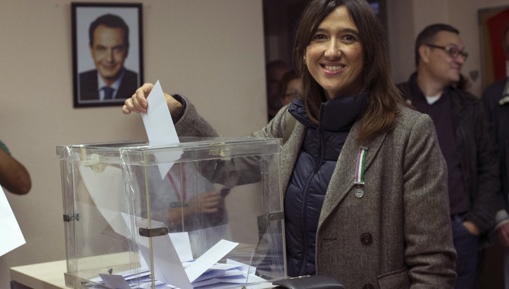 Nuria Parlón ejerce su derecho al voto