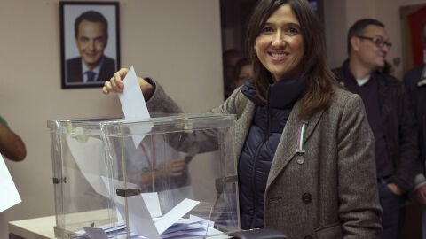 Nuria Parl&oacute;n ejerce su derecho al voto