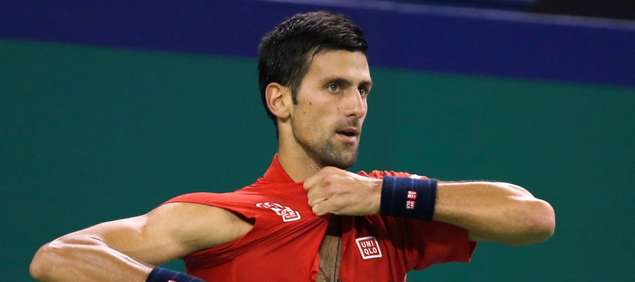 Novak Djokovic rompe su camiseta en Shanghái Novak Djokovic rompe su camiseta en Shanghái