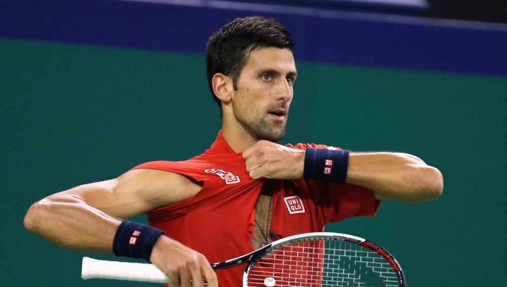 Novak Djokovic rompe su camiseta en Shanghái
