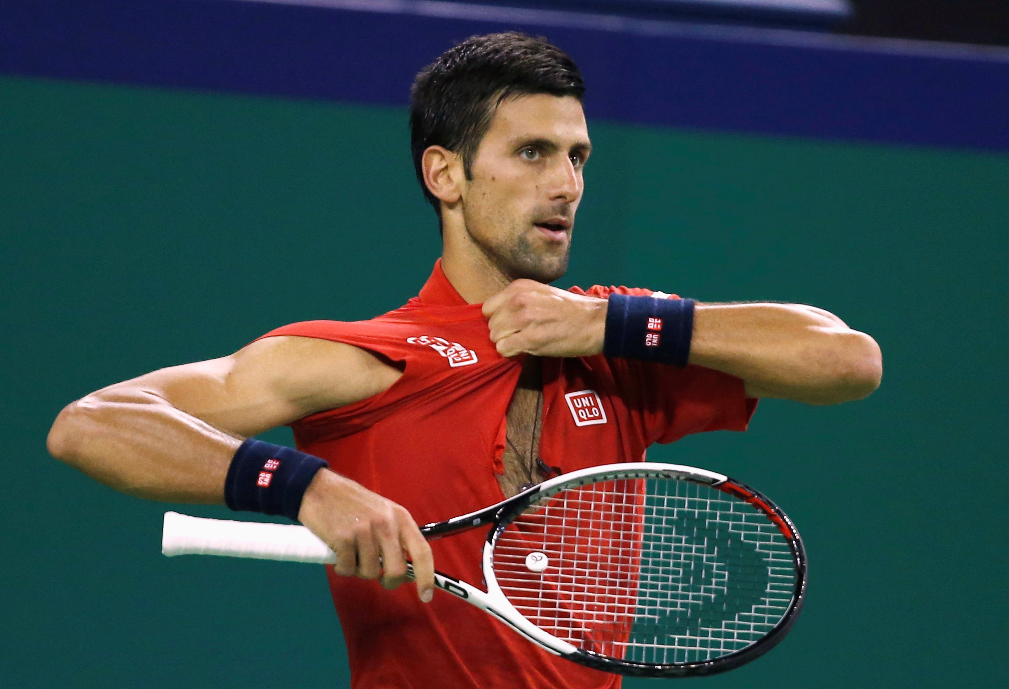 Djokovic rompe su raqueta y destroza su camiseta en el partido ante Roberto Bautista Djokovic rompe su raqueta y destroza su camiseta en el partido ante Roberto Bautista