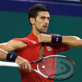Novak Djokovic rompe su camiseta en Shanghái