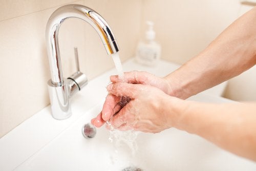 Lavarse las manos con agua y jabón ayuda a prevenir más de 200 enfermedades Lavarse las manos con agua y jabón ayuda a prevenir más de 200 enfermedades