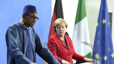 Muhamadu Buhari, presidente de Nigeria, y Angela Merkel en una rueda de prensa conjunta