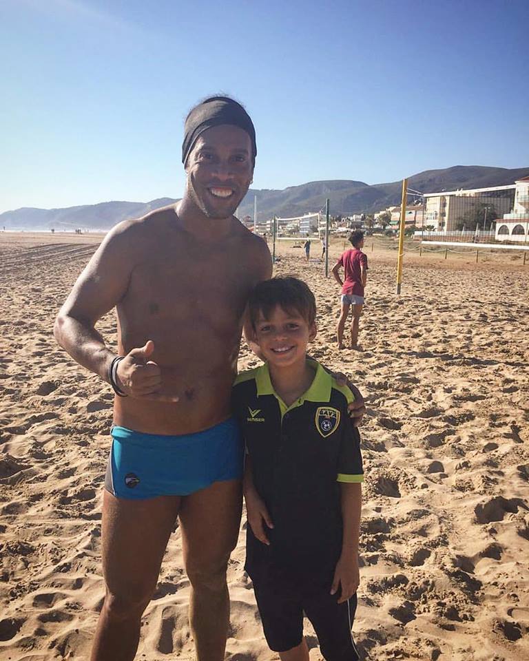 Ronaldinho se va a la playa en su primer día de trabajo como embajador del Barcelona Ronaldinho se va a la playa en su primer día de trabajo como embajador del Barcelona