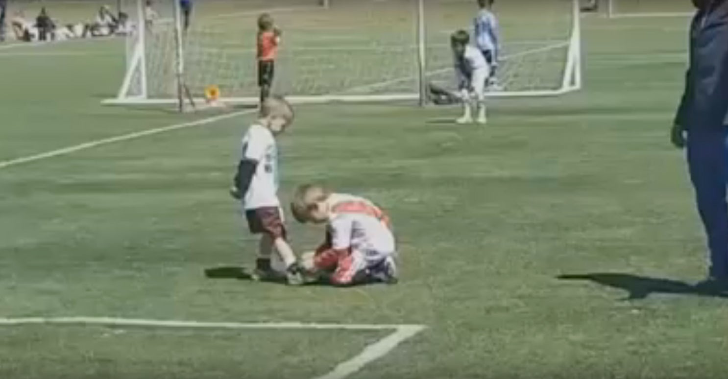 El bonito gesto de un niño ayudando a su rival a atarse los cordones que arrasa en redes El bonito gesto de un niño ayudando a su rival a atarse los cordones que arrasa en redes