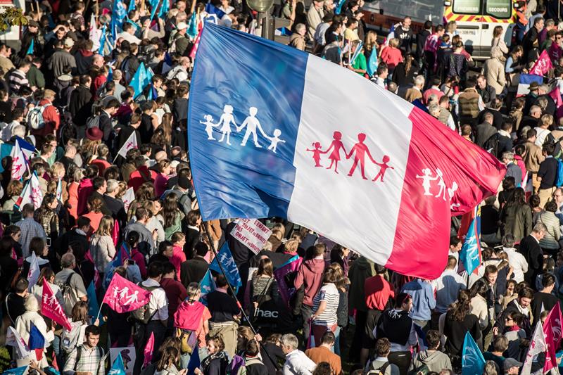 Miles de personas se manifiestan en París contra el matrimonio gay Miles de personas se manifiestan en París contra el matrimonio gay