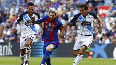 Messi pelea por el bal&oacute;n ante el Deportivo