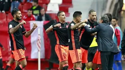 El centrocampista del Valencia, Mario Suárez, celebra su segundo gol ante el Sporting, con el entrenador Claudio Cesar Prandelli El centrocampista del Valencia, Mario Suárez, celebra su segundo gol ante el Sporting, con el entrenador Claudio Cesar Prandelli